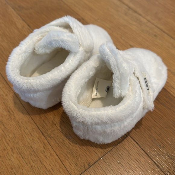 White Faux Fur Ugg Toddler Slippers - size 4/5 - Picture 2 of 4